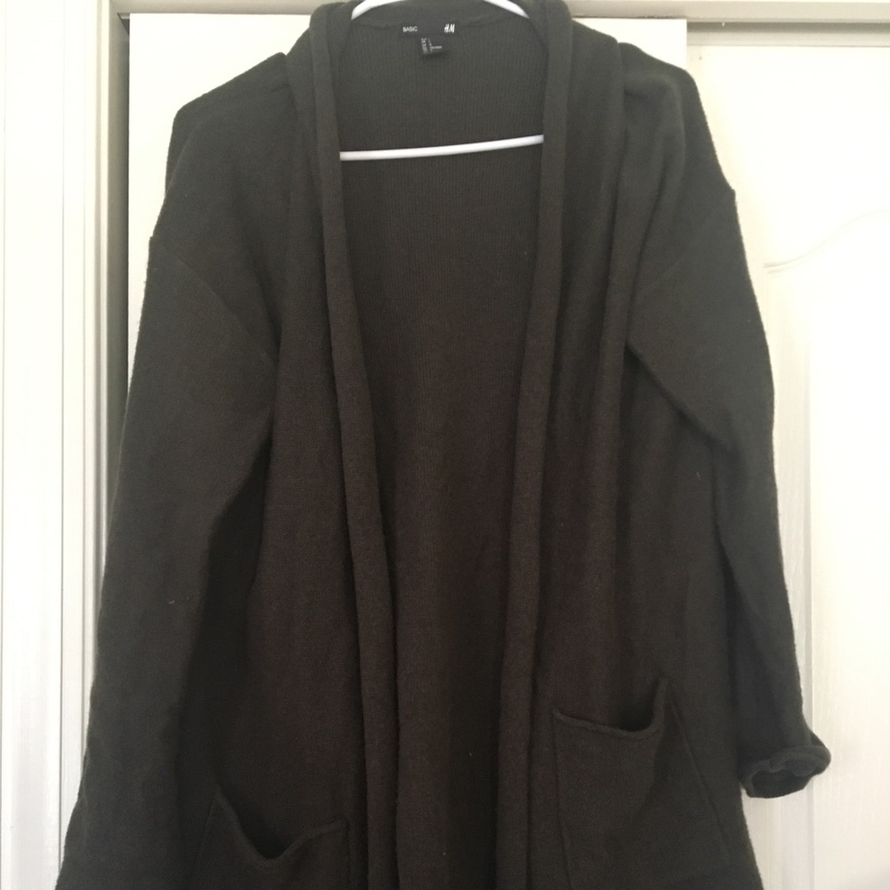 H&M basic sweater. Dark green with pockets